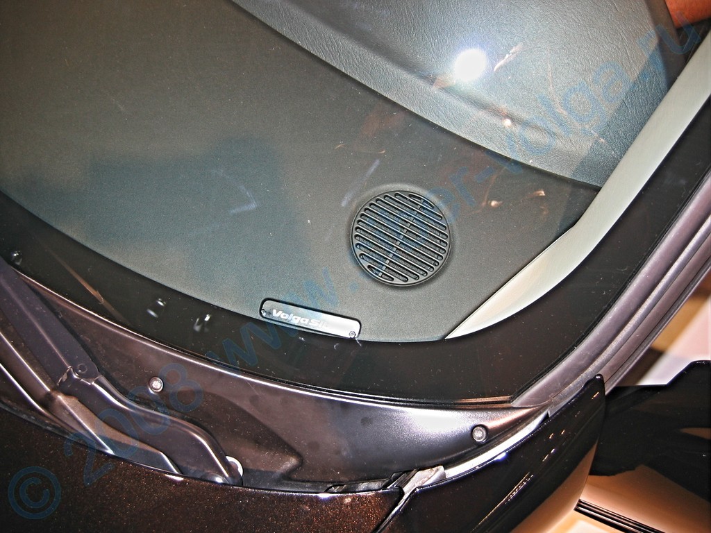 Шильдик Volga Siber под лобовым стеклом нового ГАЗа